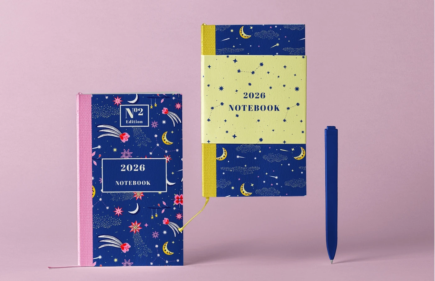 Mockup de deux carnets Twinkle illustrés de lunes, de fleurs et d’étoiles