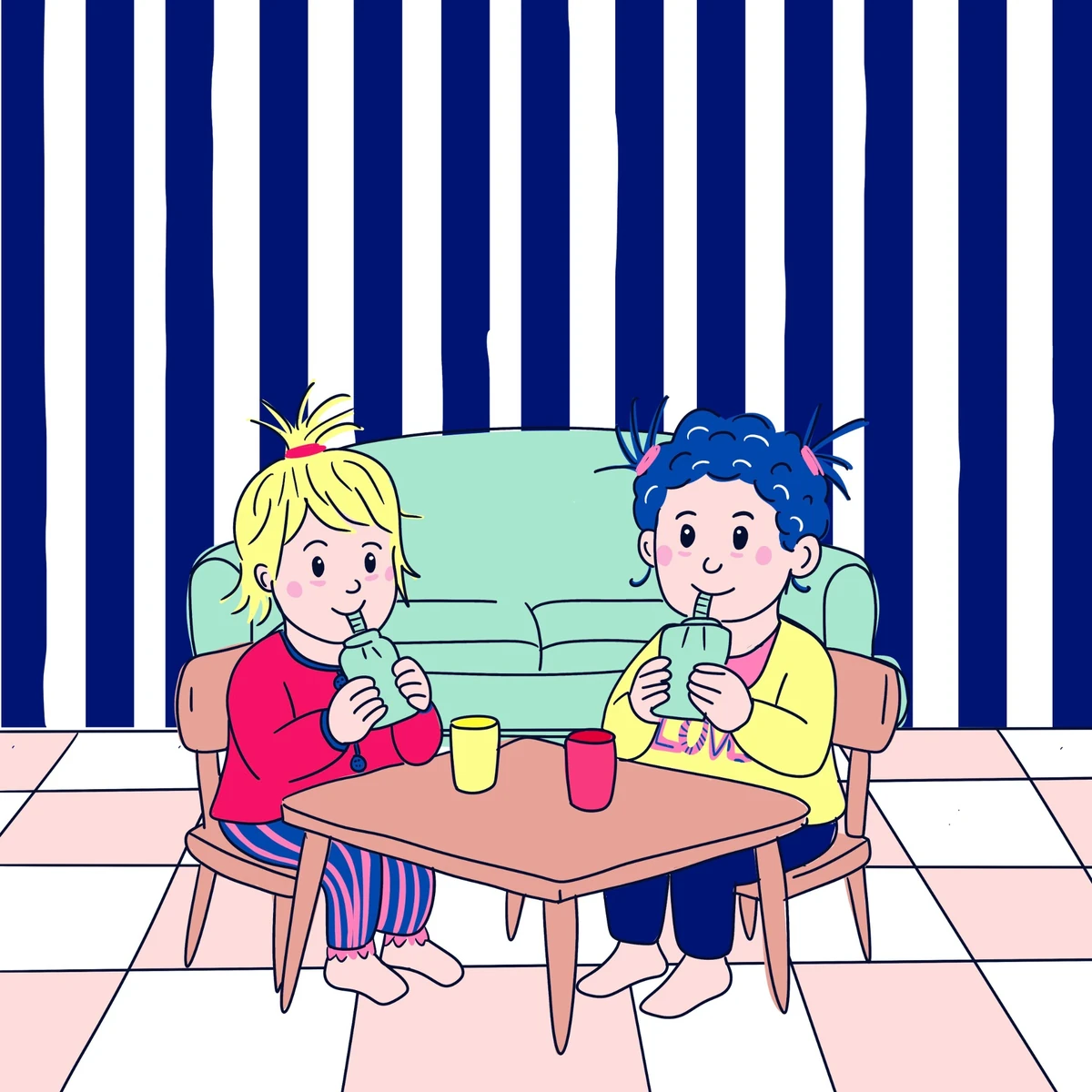 Les enfants prennent leur goûter dans le salon