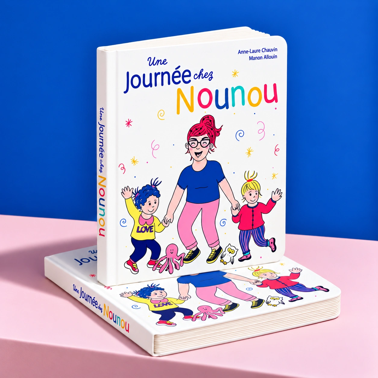 Deux exemplaires du livre Une journée chez Nounou sur un support rose pâle devant un fond bleu