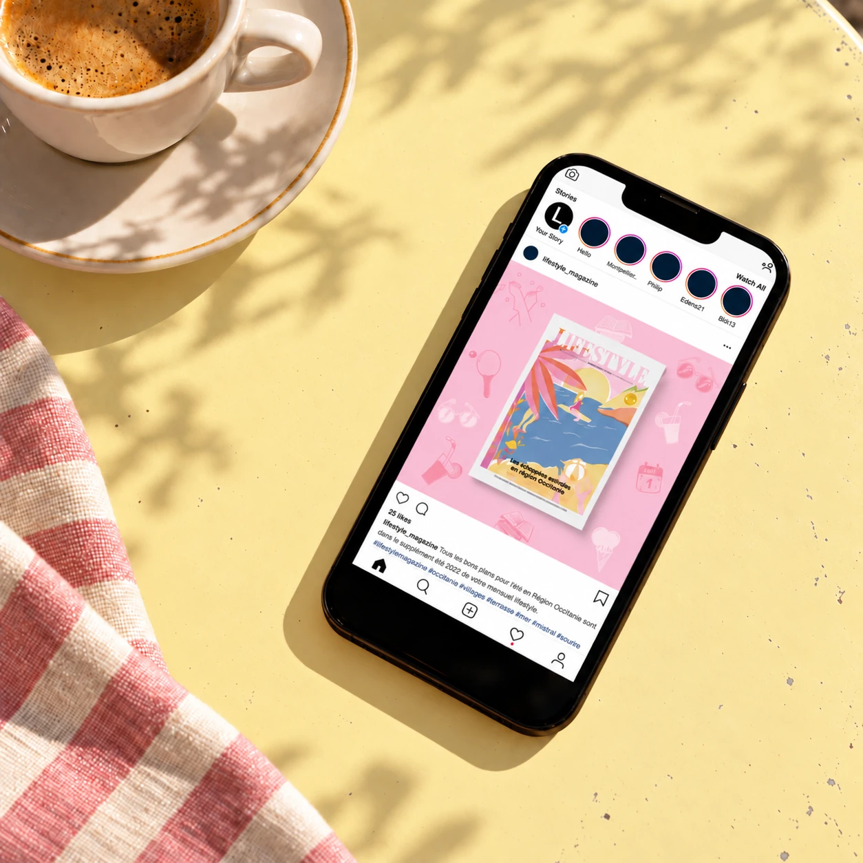 Post Instagram du magazine Lifestyle sur un téléphone, posé sur une table jaune pastel de café