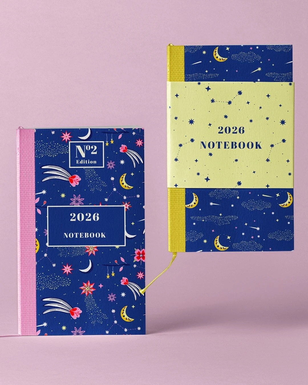 Deux carnets Twinkle sur fond rose, associant les motifs de la collection