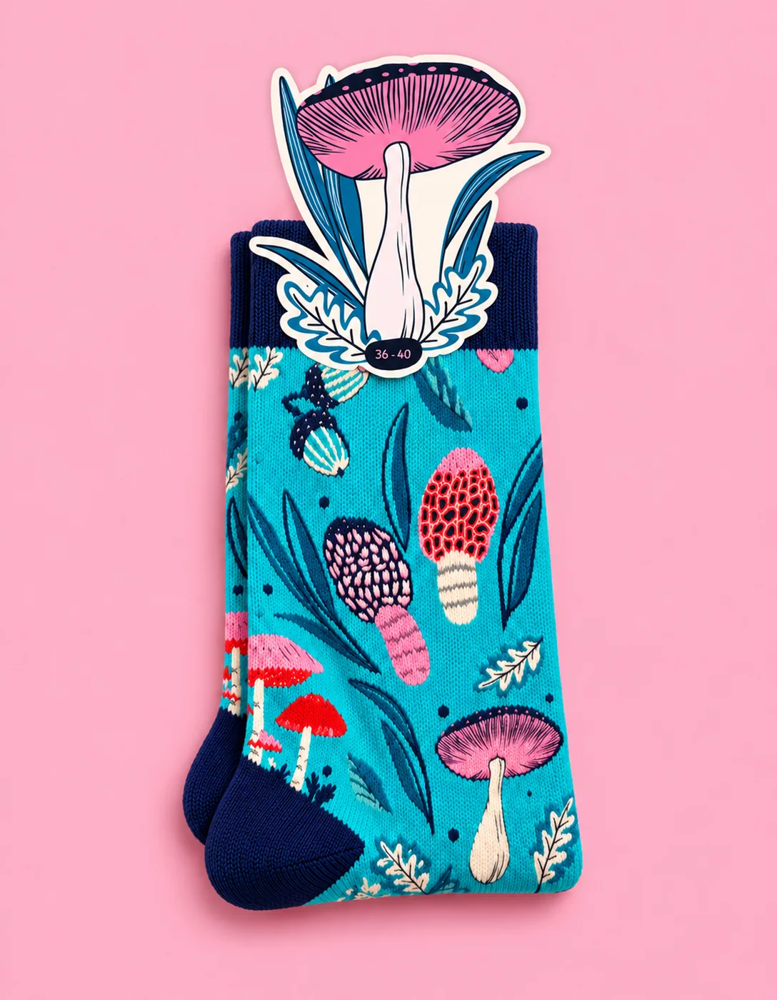 Modèle Woodland bleu à motifs de champignons, présenté avec son étiquette illustrée découpée