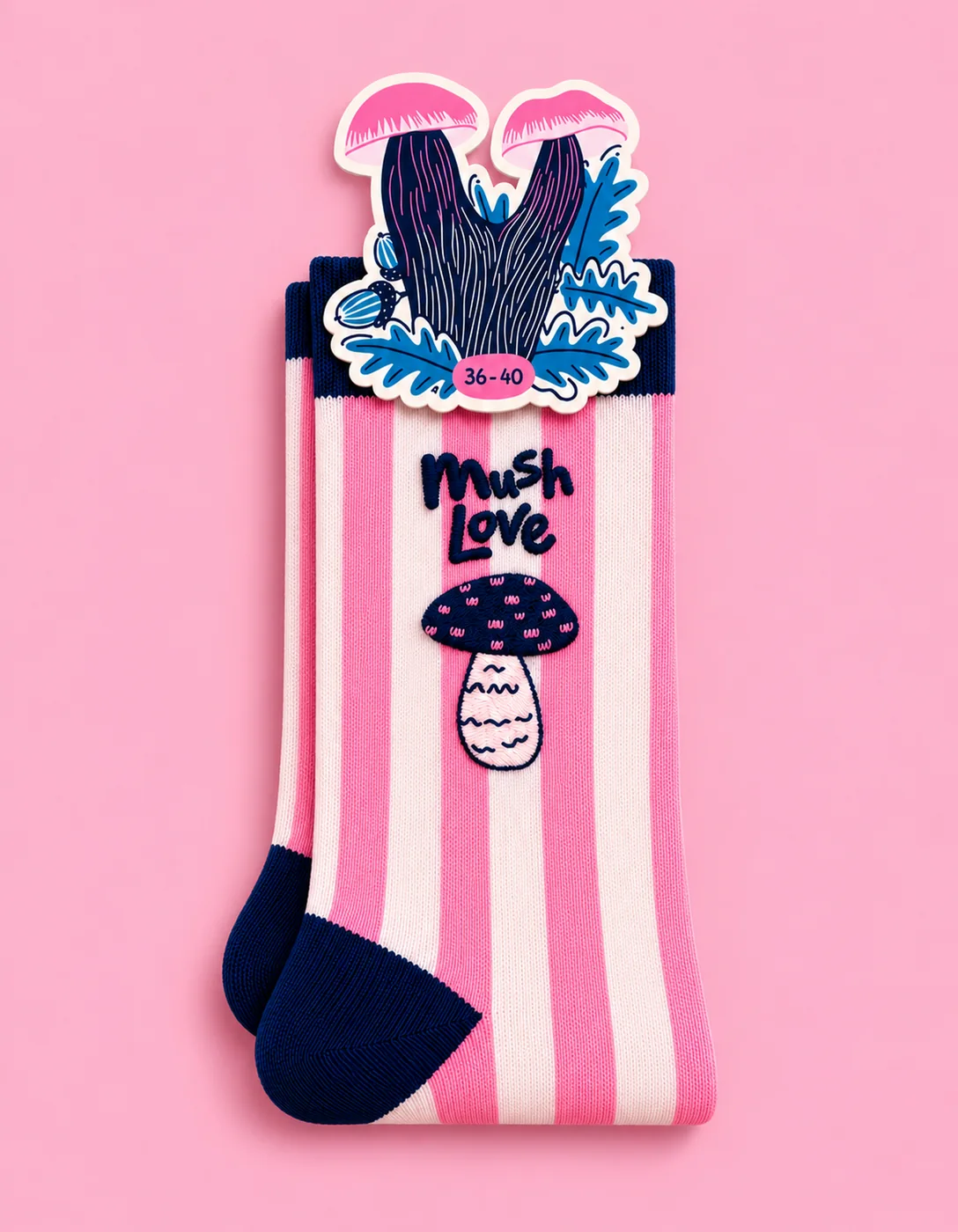 Modèle Woodland à rayures roses et crème, avec son champignon brodé et son étiquette illustrée